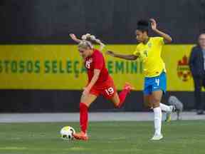 La Canadienne Adriana Leon, à gauche, contrôle le ballon tandis que la Brésilienne Tainara se lance à la poursuite d'un match amical de soccer féminin à l'aréna Neo Quimica de Sao Paulo, au Brésil, le mardi 15 novembre 2022. Canada Soccer pourrait bientôt se joindre à Hockey Canada pour faire l'objet d'un examen minutieux du Comité permanent du patrimoine canadien.