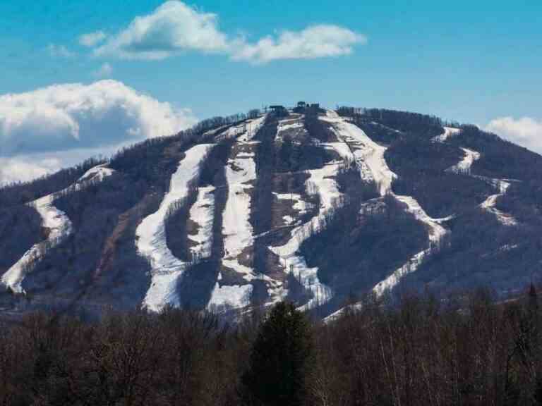 Un homme dans la vingtaine est mort après un accident de ski à Bromont, au Québec, selon la police