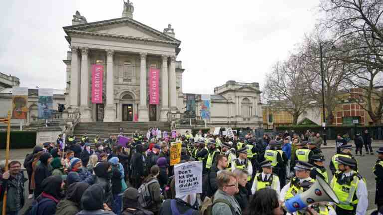 Un homme devant le tribunal à la suite d’une manifestation contre l’événement pour enfants drag queen à la Tate Britain