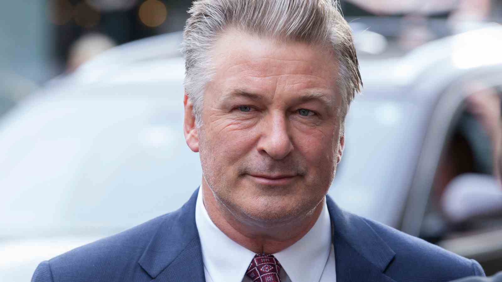 Une accusation clé contre Alec Baldwin dans l'affaire du tir de rouille a été abandonnée
