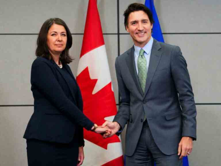 Une poignée de main maladroite s’ensuit après que le premier ministre de l’Alberta Smith a rencontré le premier ministre Trudeau