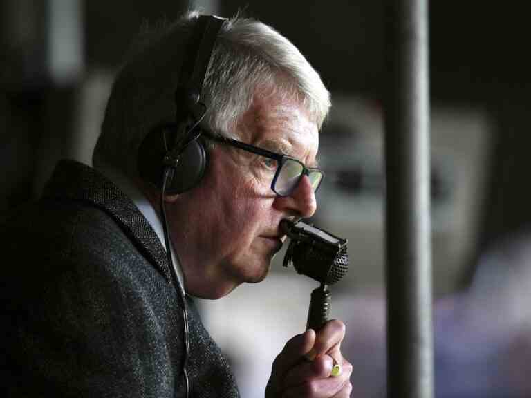 « VOICE OF FOOTBALL »: le commentateur de football britannique John Motson décède à 77 ans