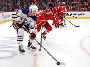 Dylan Holloway des Oilers d'Edmonton tente de contrôler la rondelle à côté de Joe Veleno des Red Wings de Detroit lors de la troisième période au Little Caesars Arena le mardi 7 février 2023 à Detroit, Michigan.