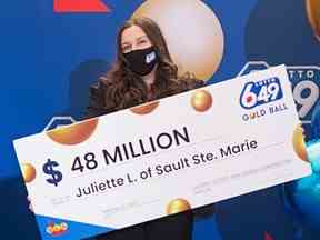 Juliette Lamour, 18 ans, de Sault Ste Marie, Ont.  avec son chèque de 48 millions de dollars.