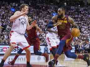 Toronto Raptors Jakob Poeltl pendant l'action du 4e trimestre contre les Cleveland Cavaliers LeBron James en demi-finale de la Conférence de l'Est au Centre Air Canada au Centre Air Canada à Toronto, Ont.  le mardi 1er mai 2018. Ernest Doroszuk/Toronto Sun/Postmedia Network