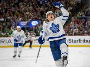 L'ailier droit des Maple Leafs de Toronto, William Nylander, célèbre après avoir marqué en troisième période contre le Wild du Minnesota au Xcel Energy Center.