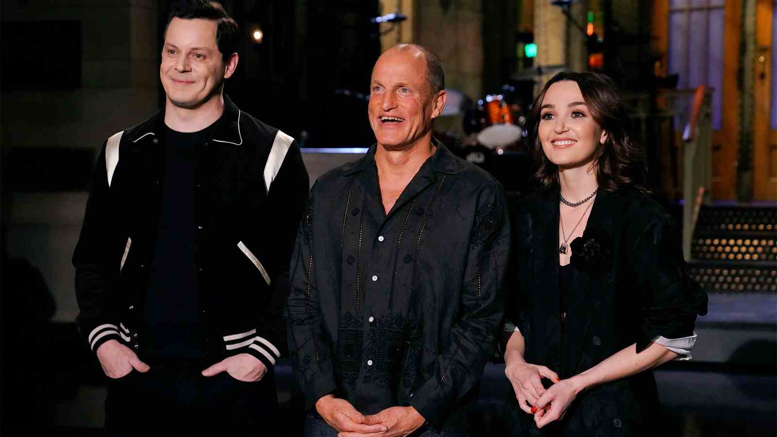 Woody Harrelson livre un monologue SNL maladroit, avec une blague sur le complot anti-Vax
