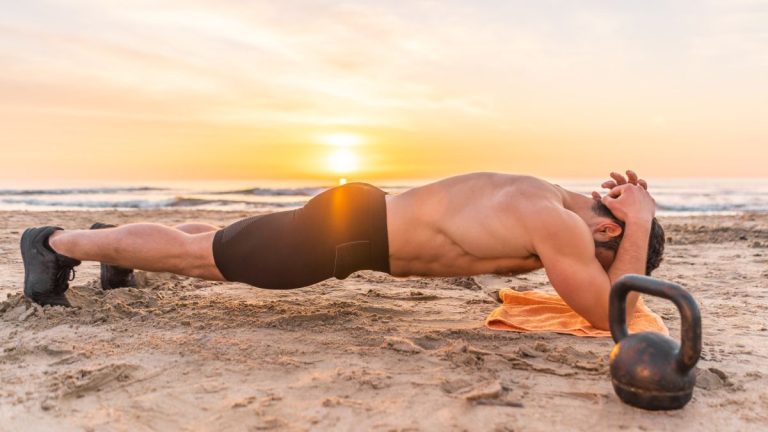 10 mouvements pour muscler les bras et renforcer les épaules avec un kettlebell