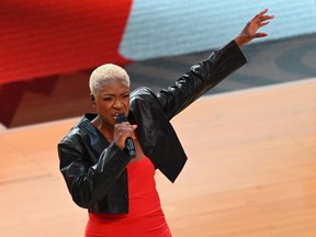 La chanteuse canadienne Jully Black chante l'hymne national du Canada avant le match des étoiles de la NBA entre l'équipe Giannis et l'équipe LeBron à l'aréna Vivint de Salt Lake City, Utah, le 19 février 2023.