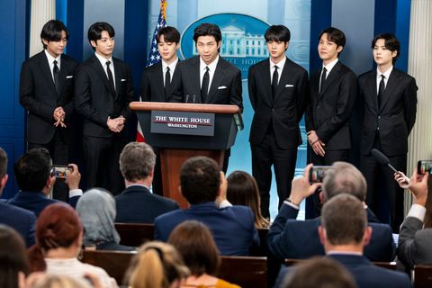 washington, dc 31 mai membres du groupe pop sud coréen bts ou bantam boys, l à rv kim taehyung, jk jeon jungkook, jimin park ji min, monstre rap rm kim namjoon, jin kim seok jin, j espère jung ho seok et suga min yoongi prend la parole lors de la conférence de presse quotidienne à la maison blanche, le mardi 31 mai 2022 à washington, dc bts a rencontré le président joe biden pour discuter de l'inclusion et de la représentation asiatiques, et pour discuter de la récente augmentation des crimes de haine anti-asiatiques kent nishimura los angeles fois via getty images