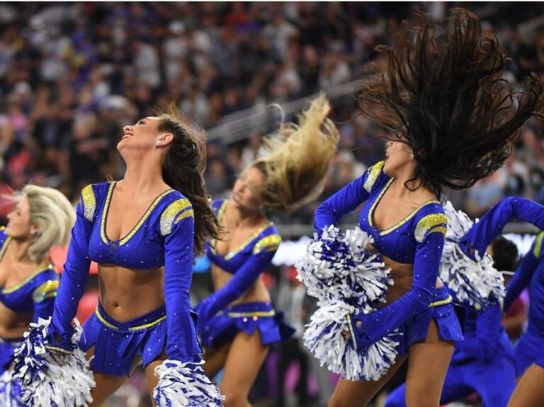 HEADLIGHTS REEL: La NFL est poursuivie pour des images de pom-pom girl torrides