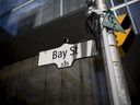 Un panneau de Bay Street dans le quartier financier de Toronto.