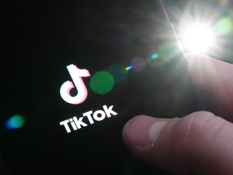 Les libéraux, les conservateurs et le NPD commencent à se retirer de l’application TikTok