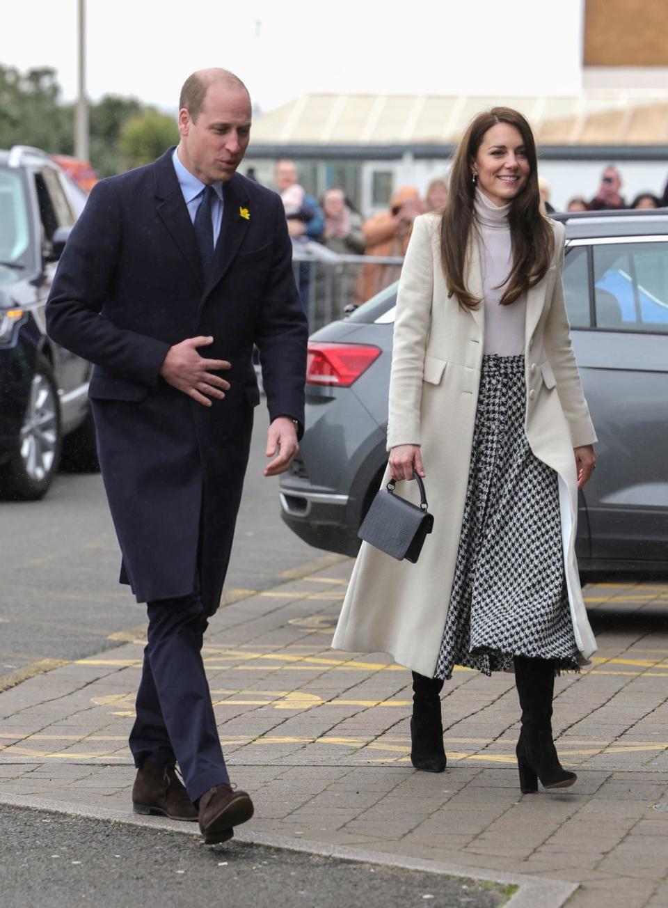 port talbot, pays de galles 28 février prince william, prince de galles et catherine, princesse de galles arrivent au centre de remise en forme de loisirs aberavon pour savoir comment le sport et l'exercice peuvent soutenir la santé mentale et le bien-être lors de leur visite au pays de galles le 28 février 2023 à port talbot , pays de galles le prince et la princesse de galles visitent des communautés et des initiatives de santé mentale dans le sud du pays de galles avant le jour de st davids, qui a lieu le 1er mars photo de chris jacksongetty images