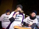 Une vigile a eu lieu au Centre de ressources communautaires d'Ottawa ouest (CROCO) en l'honneur de la Journée nationale de commémoration et d'action contre la violence faite aux femmes le mercredi 6 décembre 2017. Holly Campbell, organisatrice de Because Wilno, et une survivante de la violence ont lu un poème 