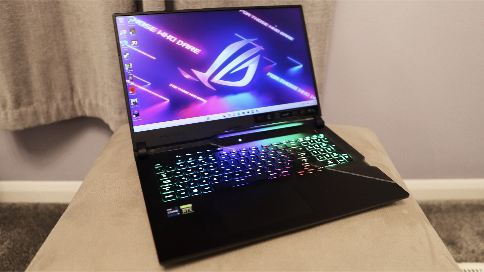 Test de l'Asus ROG Strix Scar 17 : un ordinateur portable de jeu placé sur un support beige, son clavier RVB brillant