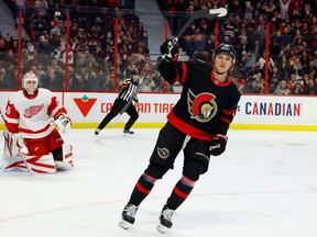 Le centre des Sénateurs d'Ottawa Tim Stutzle célèbre le fait d'avoir marqué un tir de pénalité contre le gardien des Red Wings de Détroit Ville Husso lors de la première période au Centre Canadian Tire, le mardi 28 février 2023.