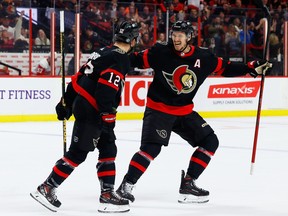 Le défenseur des Sénateurs d'Ottawa Thomas Chabot célèbre avec l'ailier droit Alex DeBrincat (12) après que DeBrincat ait marqué contre les Red Wings de Detroit lors de la première période au Centre Canadian Tire, le mardi 28 février 2023.