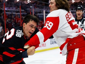 Le défenseur des Sénateurs d'Ottawa Artem Zub combat l'ailier gauche des Red Wings de Détroit Tyler Bertuzzi lors de la première période au Centre Canadian Tire le mardi 28 février 2023.