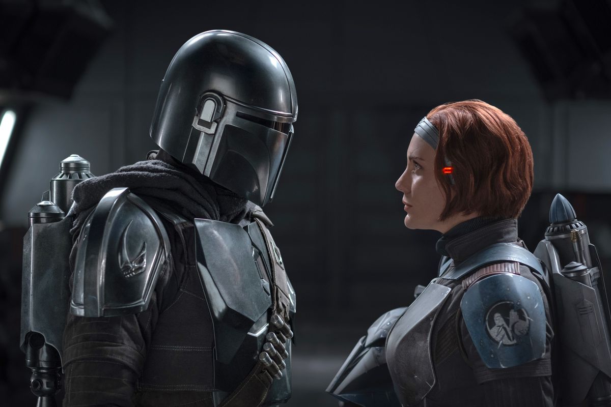 Pedro Pascal, en costume de The Mandalorian Din Djarin, et Katee Sackhoff en Bo-Katan Kryze.