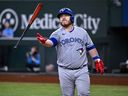 11 sept. 2022 ;  Arlington, Texas, États-Unis ;  Le receveur des Blue Jays de Toronto, Alejandro Kirk, lance sa batte après avoir frappé contre les Rangers du Texas lors de la huitième manche au Globe Life Field.  