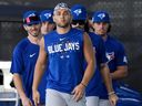 L'arrêt-court des Blue Jays de Toronto, Bo Bichette, à l'avant, s'échauffe avec ses coéquipiers lors de l'entraînement printanier de baseball à Dunedin. 