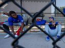 Le joueur de premier but des Blue Jays Vladimir Guerrero Jr. (à gauche) discute avec le nouveau voltigeur central Kevin Kiermaier lors des entraînements de printemps à Dunedin. 