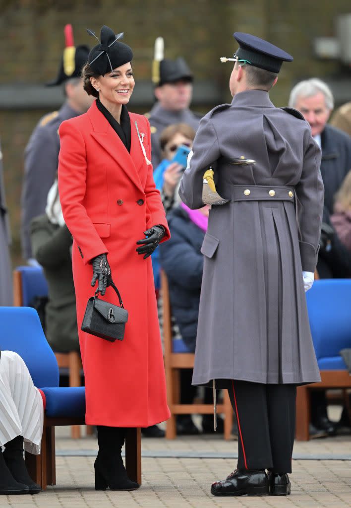 le prince et la princesse de galles visitent la garde galloise