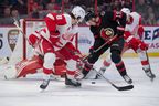 L'ailier des Sénateurs d'Ottawa Drake Batherson (19 ans) est incapable de capitaliser sur une rondelle libre devant le filet des Red Wings de Détroit lors de la première période au Centre Canadian Tire lundi soir.