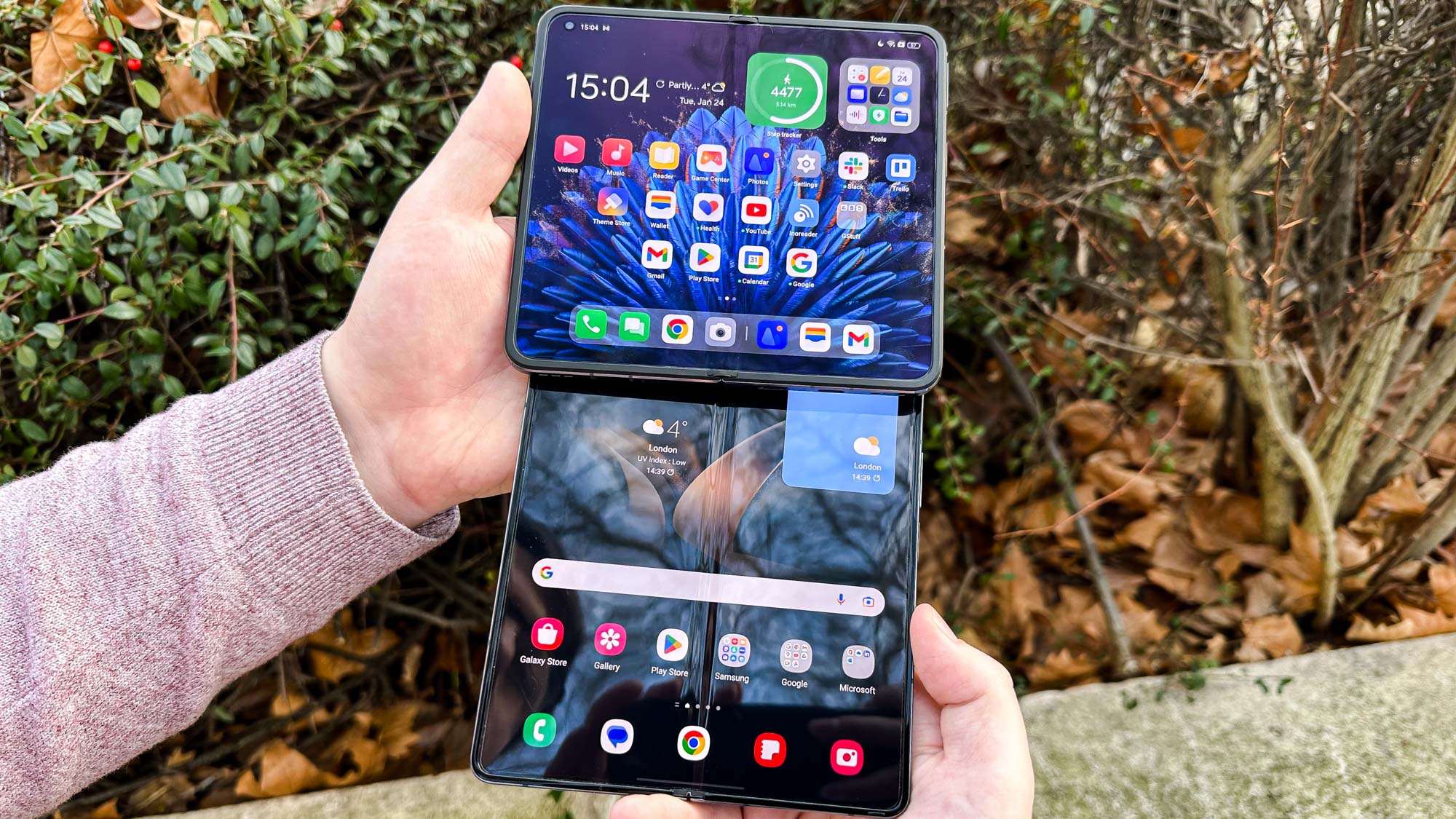 L'Oppo Find N2 et le Samsung Galaxy Z Fold 4 se tiennent ensemble pour comparer leurs plis d'affichage intérieurs