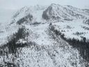 Deux personnes sont mortes après une avalanche dans les monts Purcell près de Golden le jeudi 16 février 2023. La photo montre un aperçu partiel de la trajectoire des avalanches.