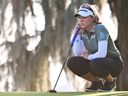 ORLANDO, FLORIDE – 22 JANVIER: Brooke Henderson du Canada aligne un putt sur le 18e green lors de la dernière ronde du Hilton Grand Vacations Tournament of Champions au Lake Nona Golf & Country Club le 22 janvier 2023 à Orlando, en Floride. 