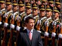 Le premier ministre Justin Trudeau passe en revue une garde d'honneur chinoise lors d'une cérémonie de bienvenue au Grand Hall du Peuple à Pékin, en 2016.