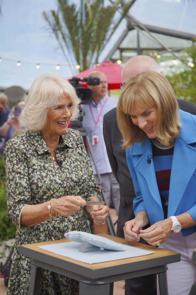 Visite de la duchesse de Cornouailles à Antiques Roadshow