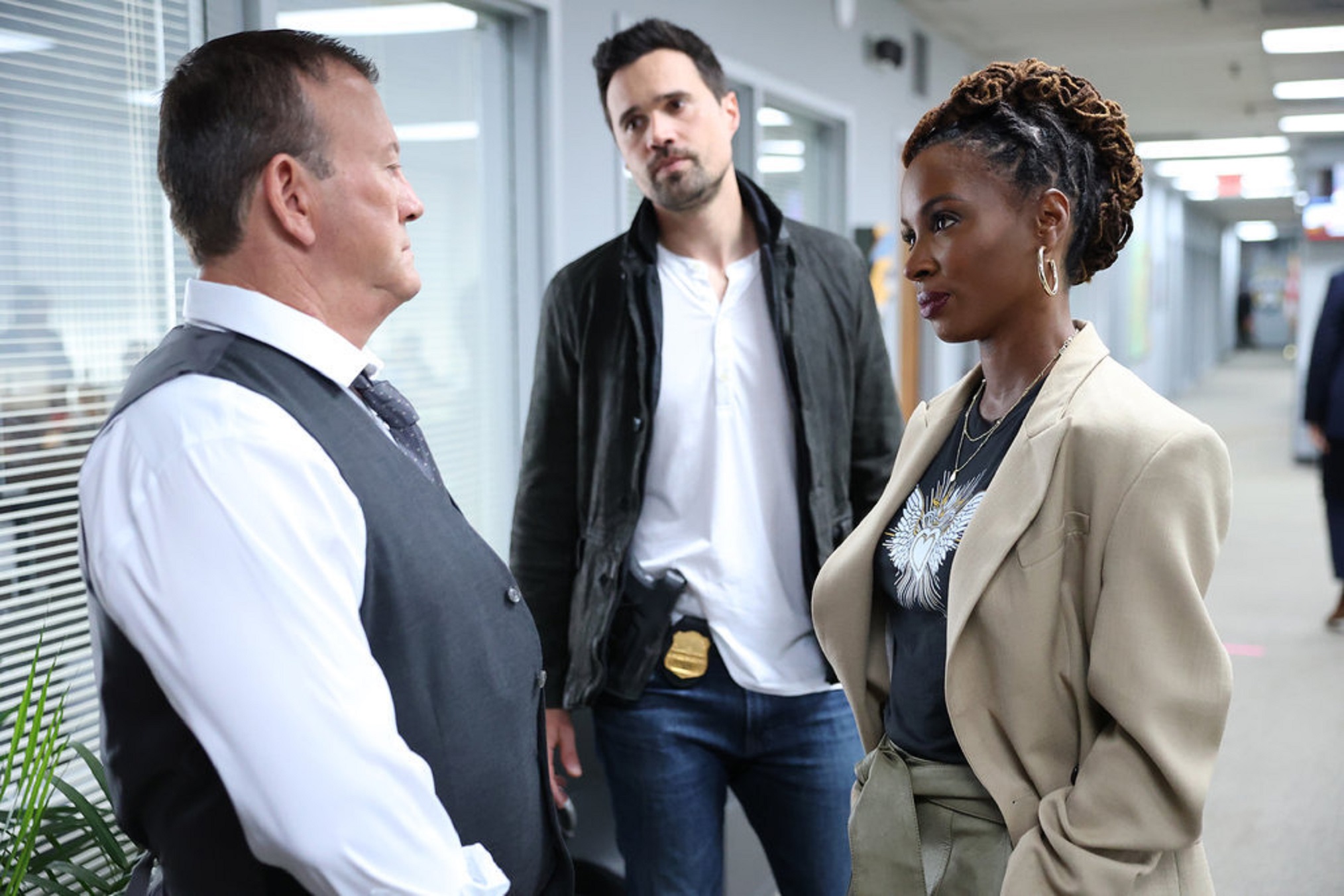 Bill Kelly, Brett Dalton et Shanola Hampton dans 