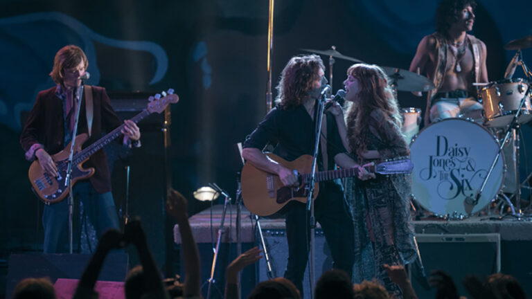 Devenir « Daisy Jones et les six » : comment Riley Keough et Sam Claflin sont passés d'acteurs sans expérience musicale à des rockeurs authentiques des années 70.
	
	
