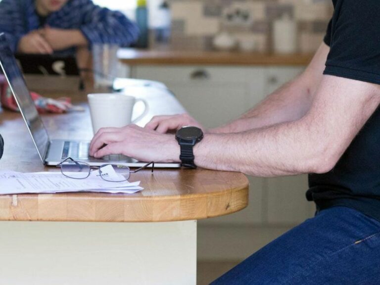 Plus de personnes travaillent le week-end à l’ère des licenciements, des quarts de travail hors du bureau