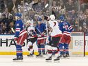 L'attaquant des Sénateurs Derick Brassard célèbre son premier but du match contre les Rangers en deuxième période du match de jeudi.