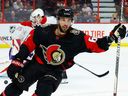 Le centre des Sénateurs d'Ottawa Derick Brassard, qui célèbre son 1 000e match en carrière jeudi à New York, se demande si ses commentaires pourraient avoir quelque chose à voir avec l'entente avec Chychrun. 