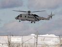 Un hélicoptère maritime CH-148 Cyclone lors d'un exercice d'entraînement à la 12e Escadre Shearwater, près de Dartmouth, en Nouvelle-Écosse, le 4 mars 2015. 