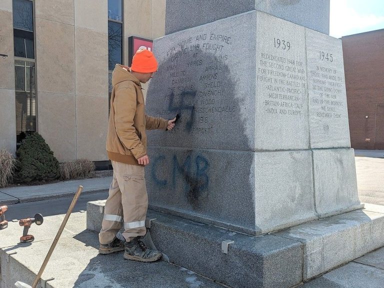 Indignation alors que des croix gammées sont peintes à la bombe sur le cénotaphe commémoratif de guerre du sud-ouest de l’Ontario