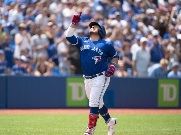 Papa Kirk reçoit un accueil chaleureux au camp des Blue Jays