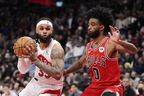 Gary Trent Jr. des Raptors (à gauche) protège le ballon de Coby White des Chicago Bulls lors de la seconde mi-temps à Toronto, le mardi 28 février 2023. 