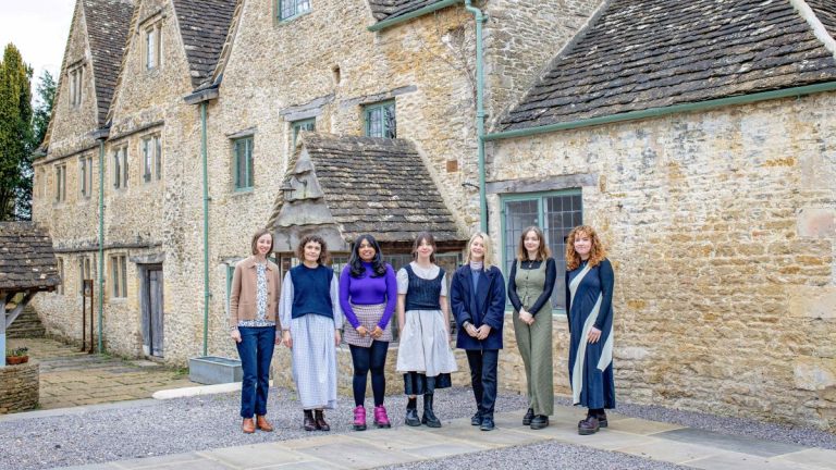 La Fondation du Prince s’associe à Chanel pour organiser un cours de broderie pour les étudiants