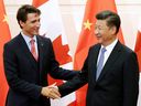 PHOTO DE DOSSIER: Le président chinois Xi Jinping (R) serre la main du Premier ministre canadien Justin Trudeau avant leur rencontre à la Diaoyutai State Guesthouse à Pékin, en Chine, le 31 août 2016. REUTERS / Wu Hong / Pool // File Photo