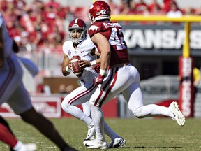 Bryce Young de l'Alabama Crimson Tide se lance à la recherche d'un receveur en première mi-temps et subit la pression de Drew Sanders des Razorbacks de l'Arkansas au stade Donald W.Reynolds Razorback le 1er octobre 2022 à Fayetteville, Arkansas.  (Wesley Hitt/Getty Images)