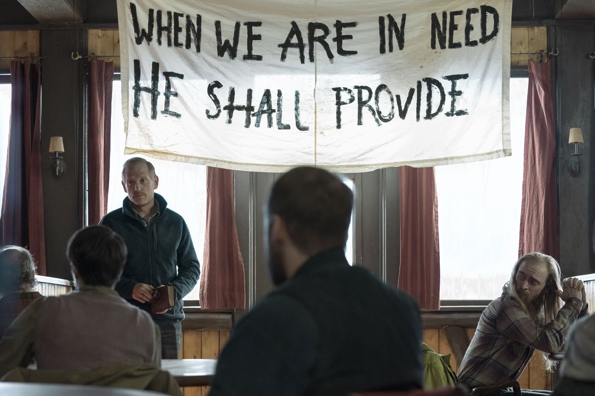 David (Scott Shepherd) debout devant son peuple, avec une bannière derrière lui qui dit 