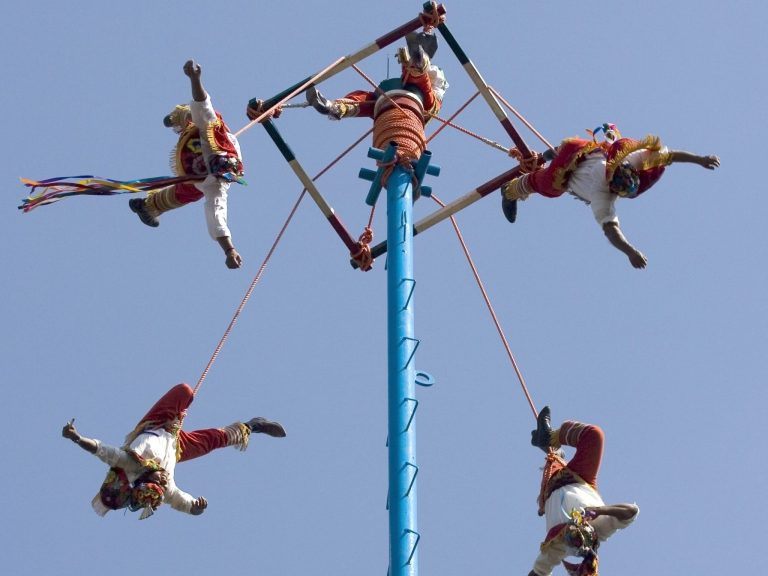 Au Mexique, une femme meurt en tombant du poteau rituel « Voladores »