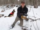 Scott Deugo, copropriétaire de Fulton's Sugar Bush pose avec son chien Phoenix dans sa propriété.  L'exploitation de l'érablière de Fulton a été touchée par le derecho l'an dernier, et celle de Fulton a rebondi, en grande partie grâce à la diversification de l'entreprise.  