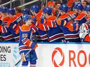 Les Oilers d'Edmonton célèbrent un but marqué par l'attaquant Kailer Yamamoto (56) lors de la première période contre les Maple Leafs de Toronto à Rogers Place. 